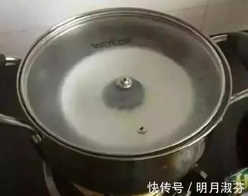 锅盖上的油污不要用布擦，这样清洁会更轻松方便