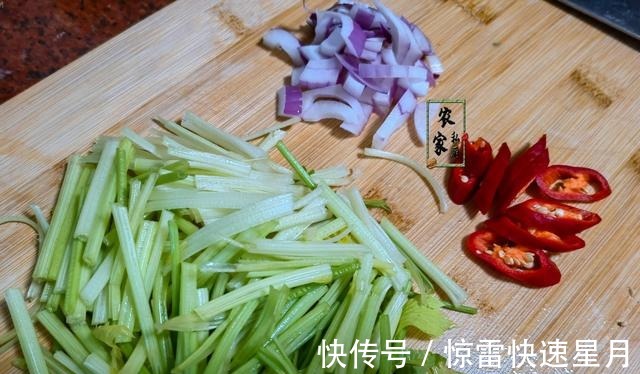 私厨|秋补,少吃牛羊肉多吃它,5块1斤富含蛋白质营养极高,芹菜炒忒香!