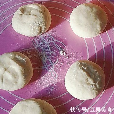 牛奶|#我的养生日常-远离秋燥#一杯面粉半杯牛奶，完美的初秋早餐饼