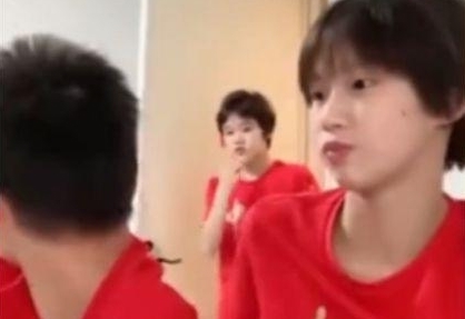 张家齐吐槽全红婵:干嘛捏我腿是不是有毛病,全红婵听后偷偷坏笑