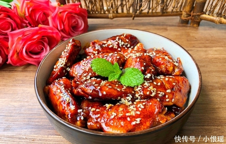 鸡翅这样做,鲜嫩多汁,好吃到舔手指,做法用料超简单