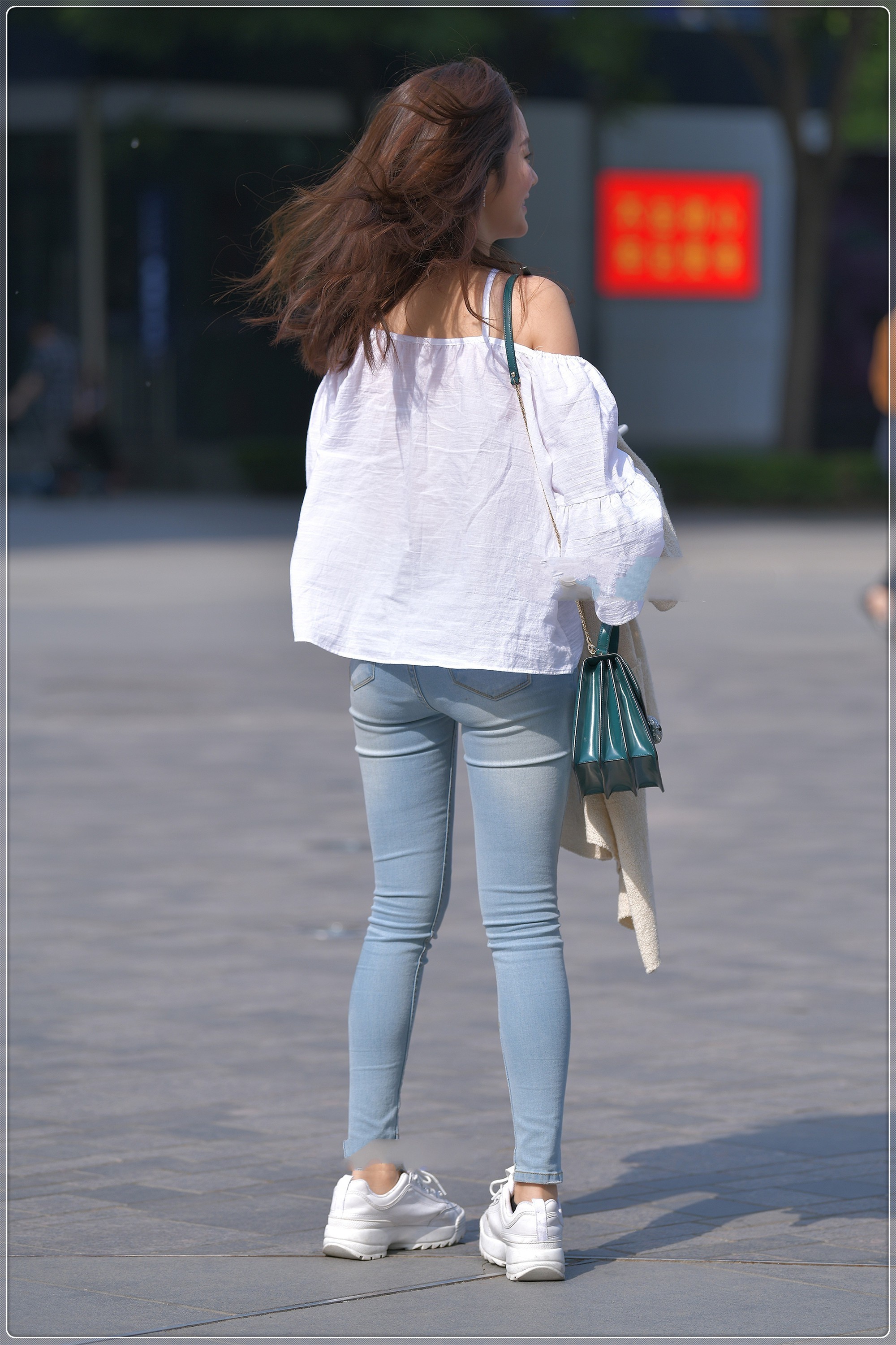 白色露肩上衣搭配牛仔裤,简单清纯,舒适透气