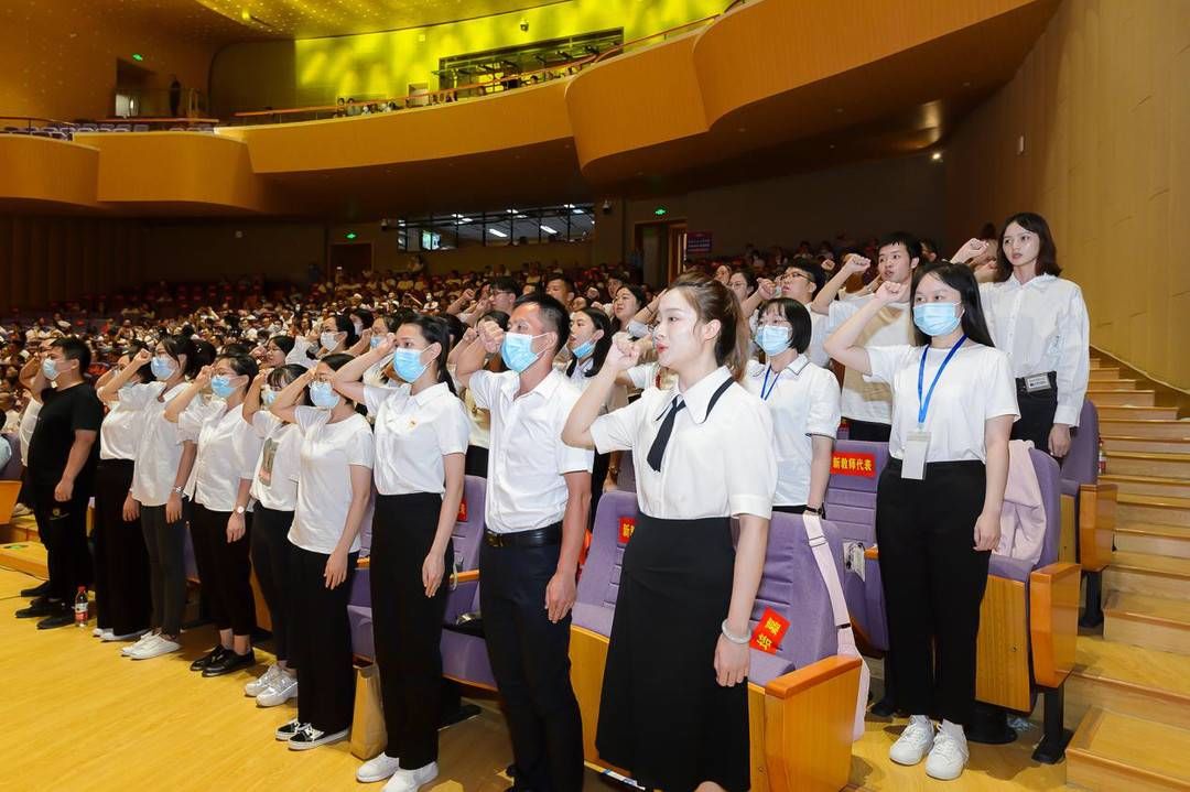 颁奖晚会|四川自贡举行2021“最美教师”颁奖晚会 10名教师被评“最美教师”另10名教师获“提名奖”