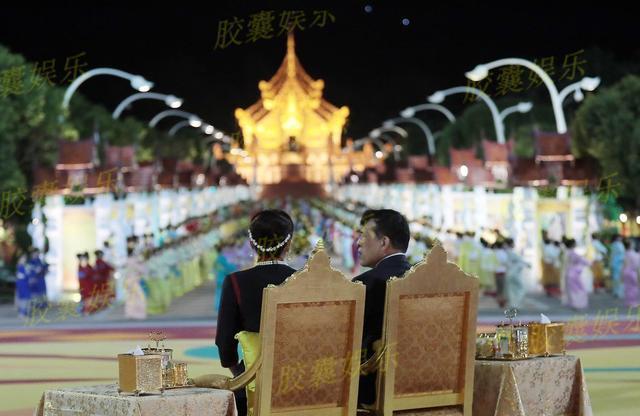 泰王后首次穿黑色短裙!从头到脚全是新首饰,跟诗妮娜打响珠宝战