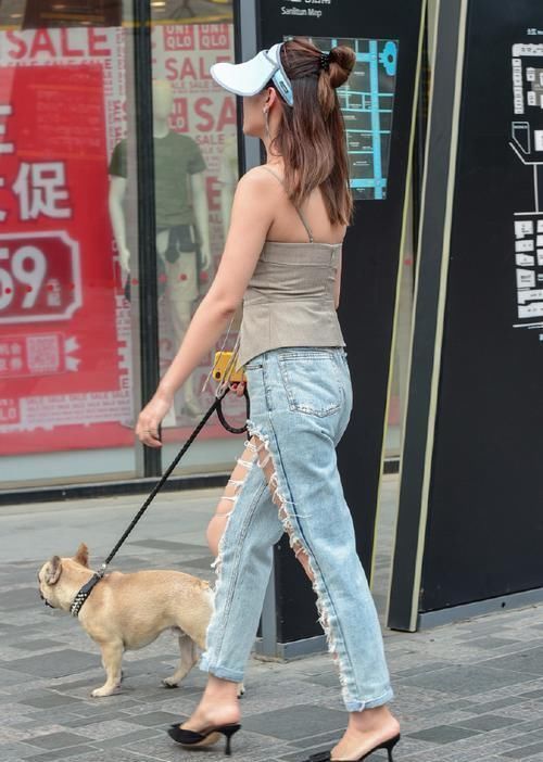 小姐姐|裤子前面就剩几根“线条”了,不舍得扔,还穿着“招摇过市”