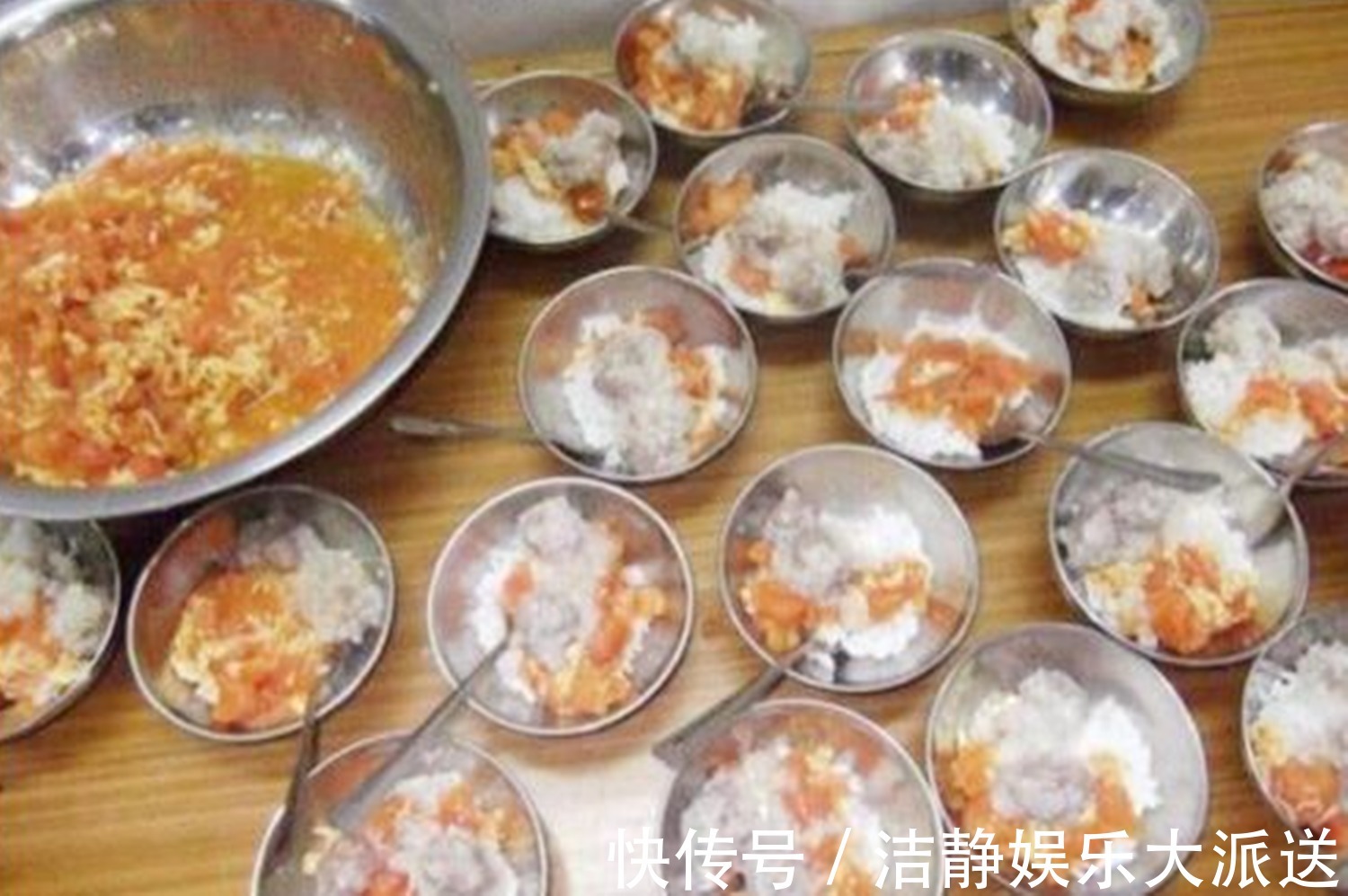 妈妈|女儿上幼儿园后长胖了，说每顿能吃两碗，看到照片后妈妈很疑惑