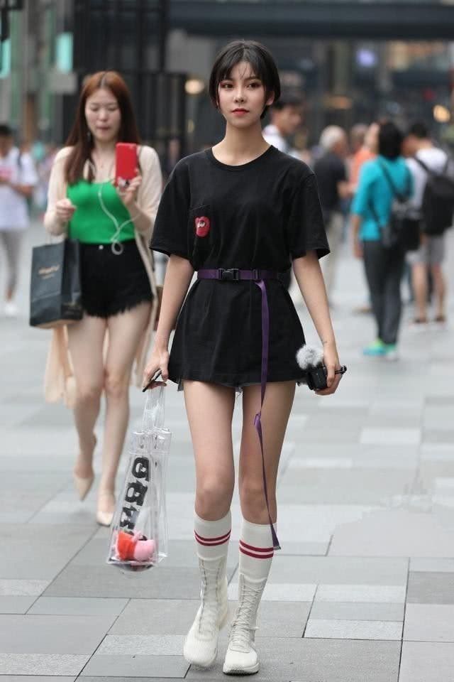 穿着|街拍小姐姐的穿着将女人味发挥到极致,简直仙气十足
