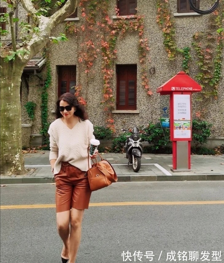 阔腿裤|适合50岁女人的秋季减龄打扮，优雅时尚又大气，美得高级更有品位