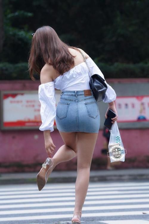 女人 美丽十足的连衣裙穿搭端庄有气质，展现女人的娇美，唯美俏皮