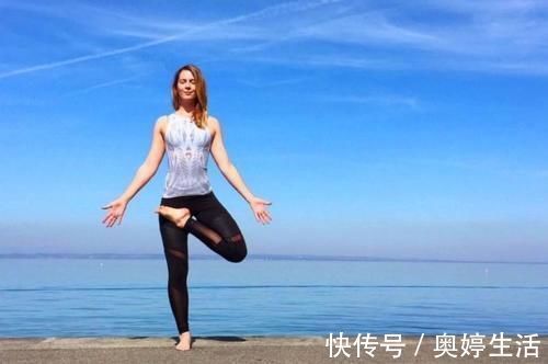 左腿|生活节奏不宜过快,早上出门前不如练练瑜伽,舒缓全身,清醒头脑