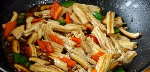  腐竹|香菇便宜又好吃，配上腐竹这样做，汤汁浓郁味道鲜美，特别下饭