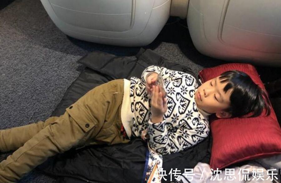 头等舱|瘫痪21年的桑兰再亮相，坐头等舱和老公“抢儿子”尽显恩爱