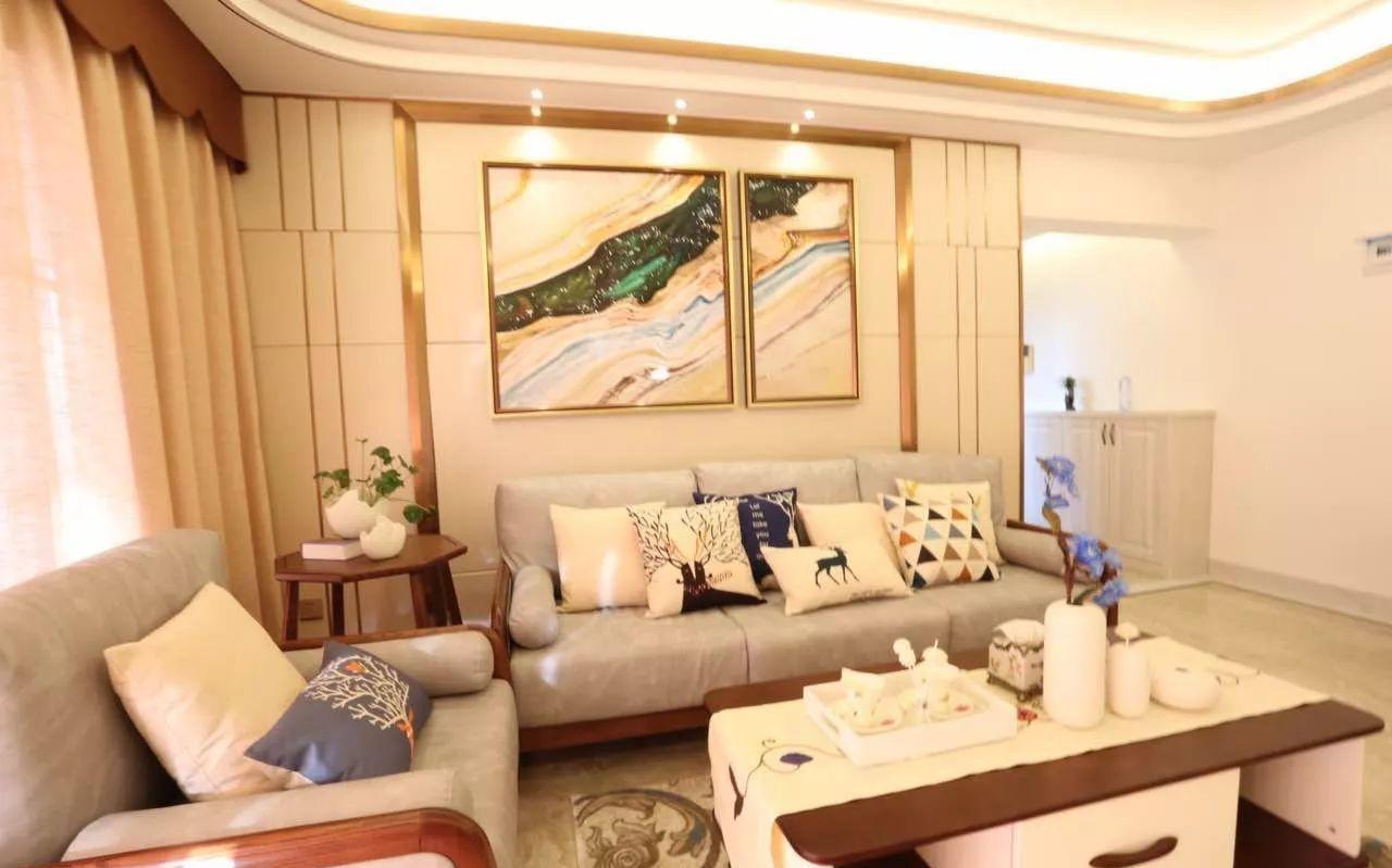 沙发|老公花30万装修的婚房,客厅实在太美了,沙发都舍不得用力坐下去