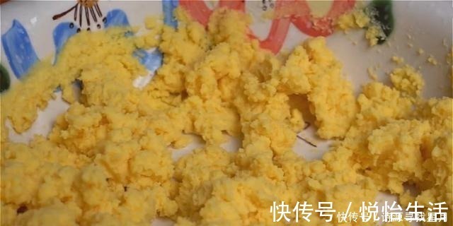 玉米面这样做真好吃,一擀一煎,5分钟出锅,连吃一个月都不腻