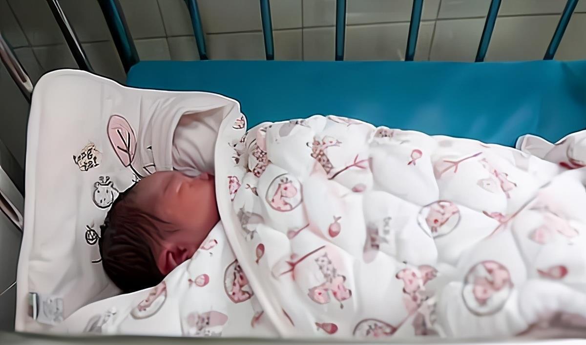 孕妇在医院顺利产子，7小时后男婴变女婴，亲子鉴定后全家泪目了
