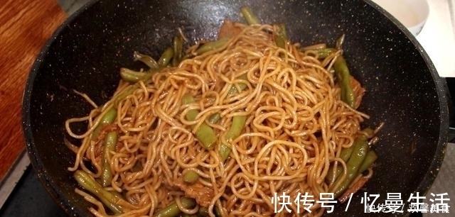 做焖面时，有人先蒸熟有人先煮熟，搞错的人很多，难怪粘连不入味