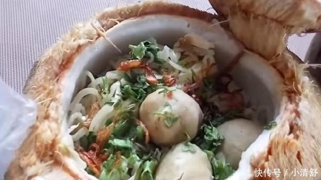 街头买了两个“椰子”,十块钱一个,回家打开姐叫俺再去买两个