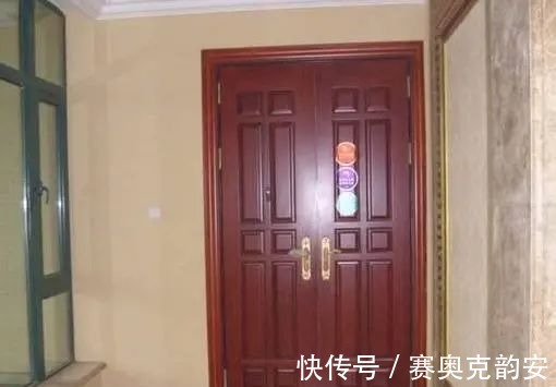 入户门|开发商装的入户门该不该换，看看建材老板怎么说？