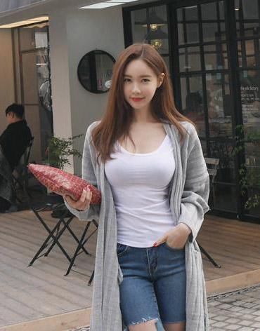 白色 女生白色T恤迷人眼,破洞牛仔裤我欣赏不了,气质十足!