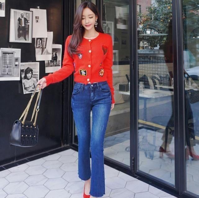 牛仔裤|紧身牛仔裤小姐姐,展现女人迷人曲线,时尚又简洁自然