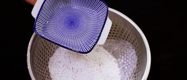 比例|做凉皮太复杂了,教你一种懒人做法,掌握淀粉水的比例很重重要