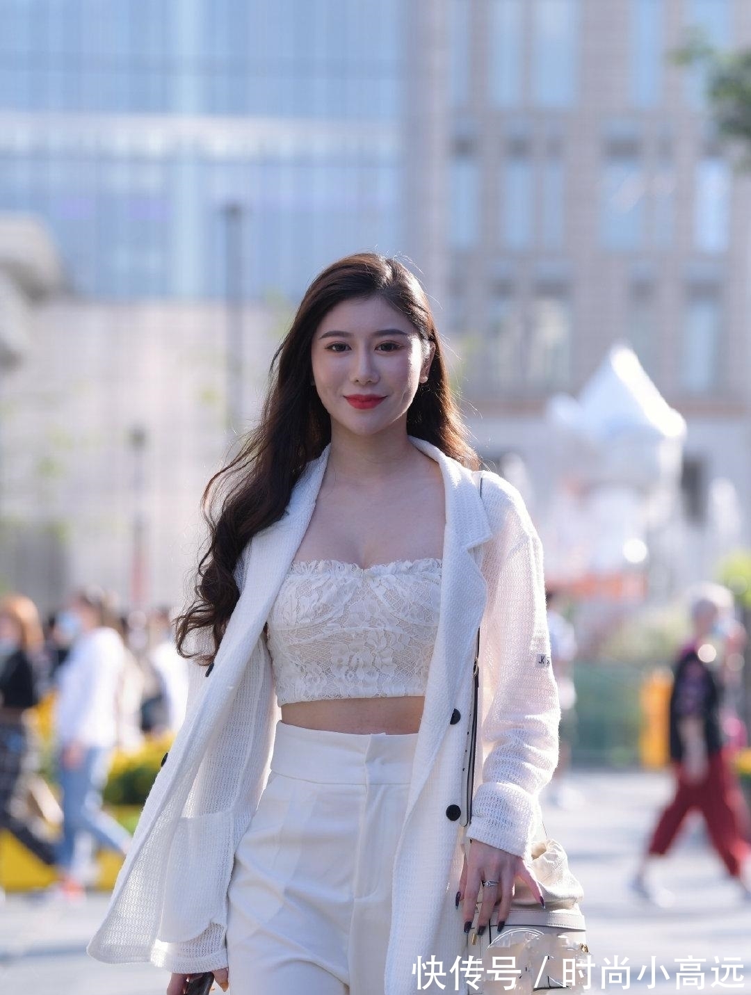 高级感 姐姐骨子里散发着高级感，简单休闲西装，无需配饰照样美