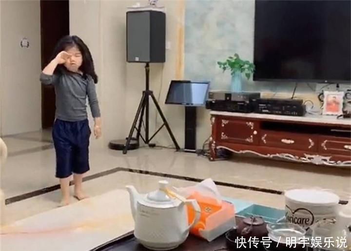 小宝宝|“宠姐”弟弟走红,勤勤恳恳伺候姐姐,网友调侃:全网最惨二胎