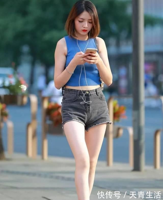 小姐姐|街拍美女:婴儿肥小姐姐,背心搭配牛仔热裤,美丽又健康