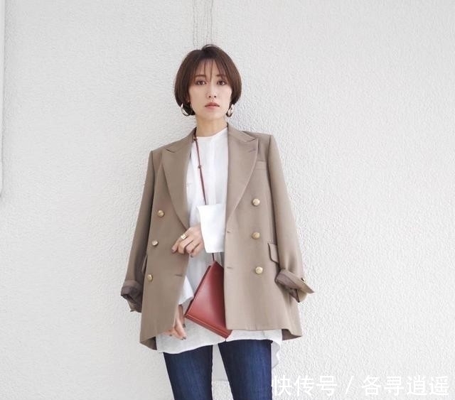 女人味 春季穿衣气质很重要,瞧这位44岁妈妈的穿搭,不显身材也有女人味