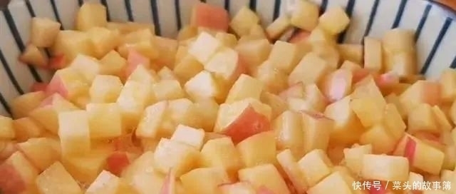 面包糠|苹果加2个鸡蛋这样做太香了，不油炸，一次做10个，出锅就光盘