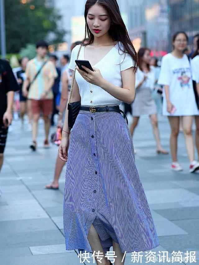 小姐姐真会穿,高领无袖针织衫搭配半身裙好高级,气质不输名模