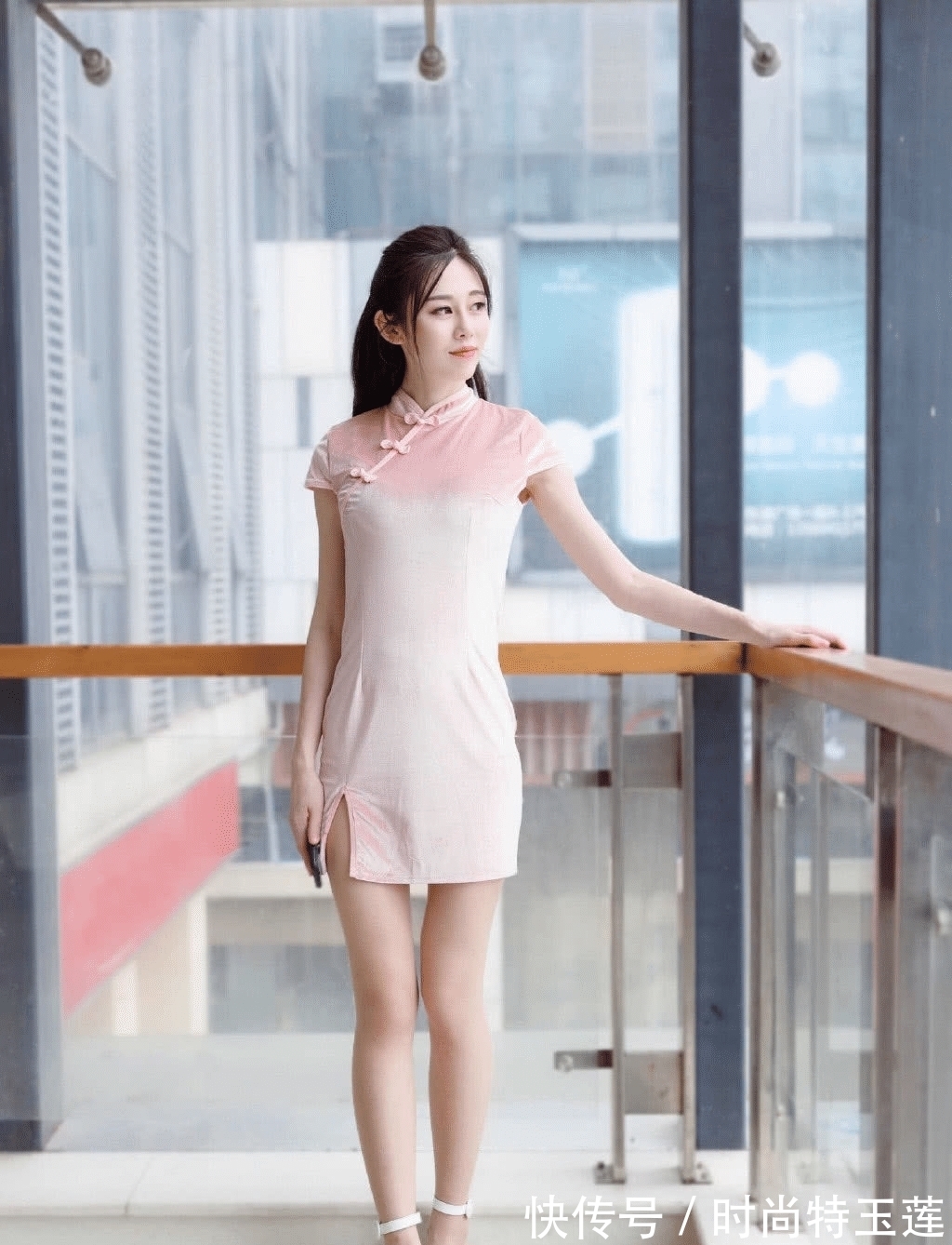 优雅 “粉红色”的旗袍,让邻家小妹气质更加自信优雅