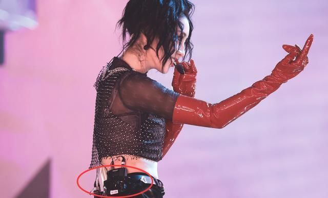 难怪|618晚会UNINE和THE9用一套麦赵小棠佩戴李汶翰话筒,难怪出问题