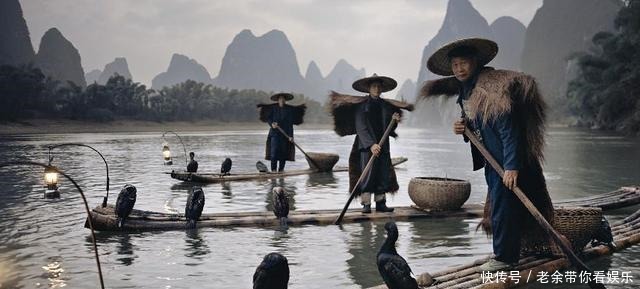 纳西族古老的象形文字中,鱼钩表示垂钓,且特别象形