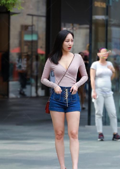 小姐姐|街拍青春阳光的小姐姐，清新简约的穿搭，尽显迷人姿态