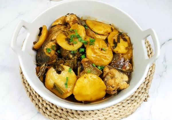 午餐这样焖了一锅美食，有菜有饼，咸鲜味美，家人连说做得太少