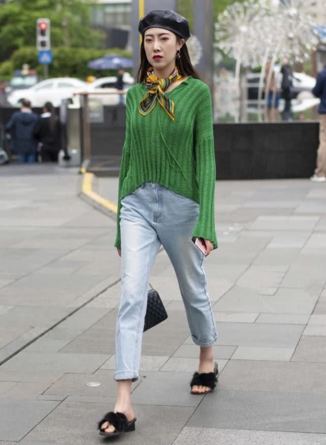 小姐姐穿着|街拍小姐姐穿一身棕黄色系穿搭出门,超吸睛,一般人驾驭不了