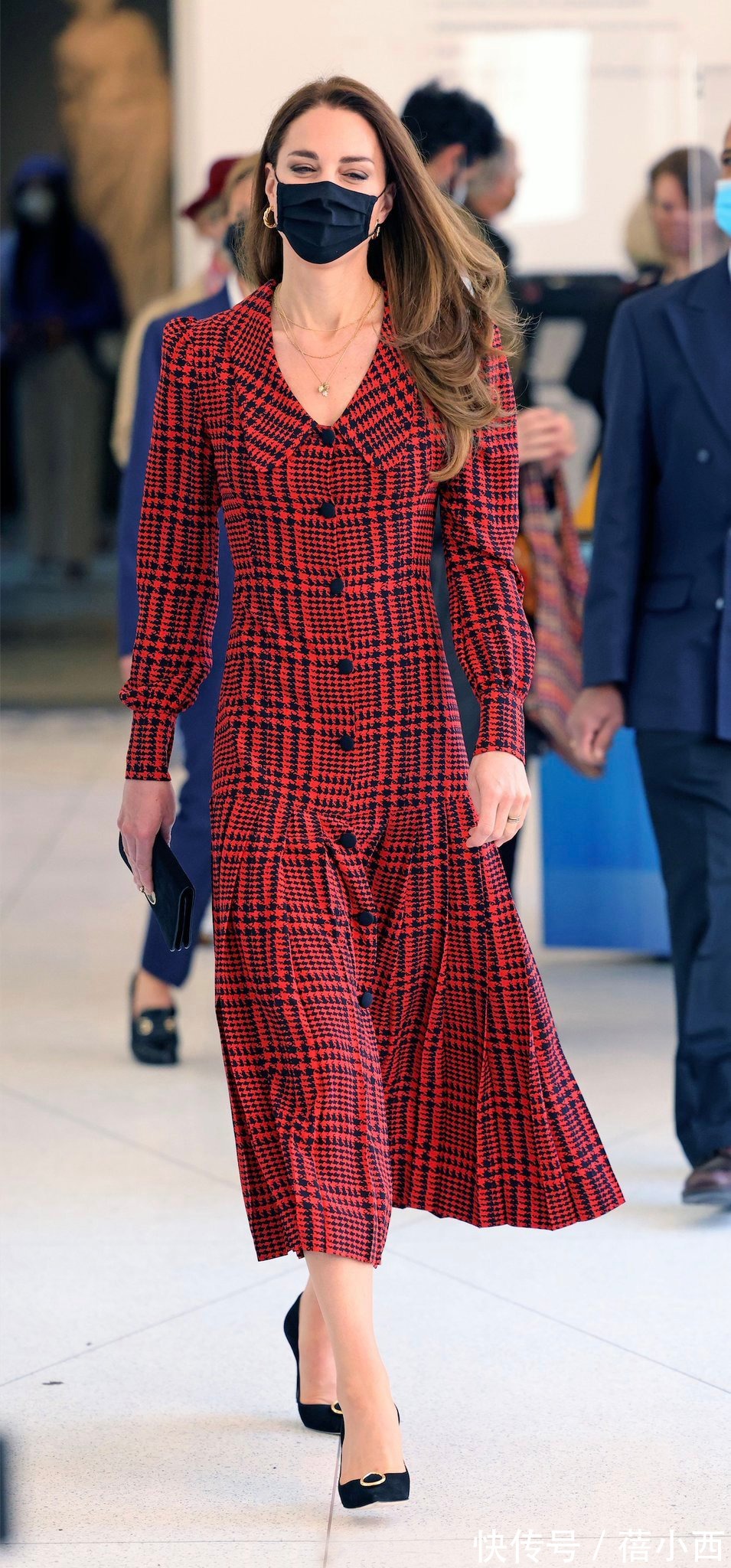 时髦|凯特王妃真是优雅的代表,穿格纹连衣裙配长卷发,十分气质又显贵