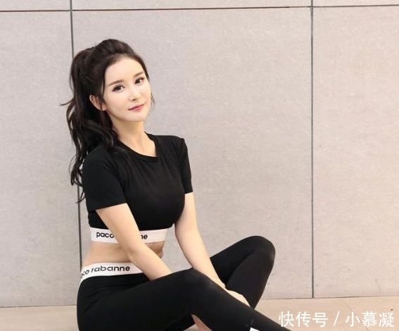 丰满的打底裤美女,举手投足间尽显女性韵味!多肉才是真的美