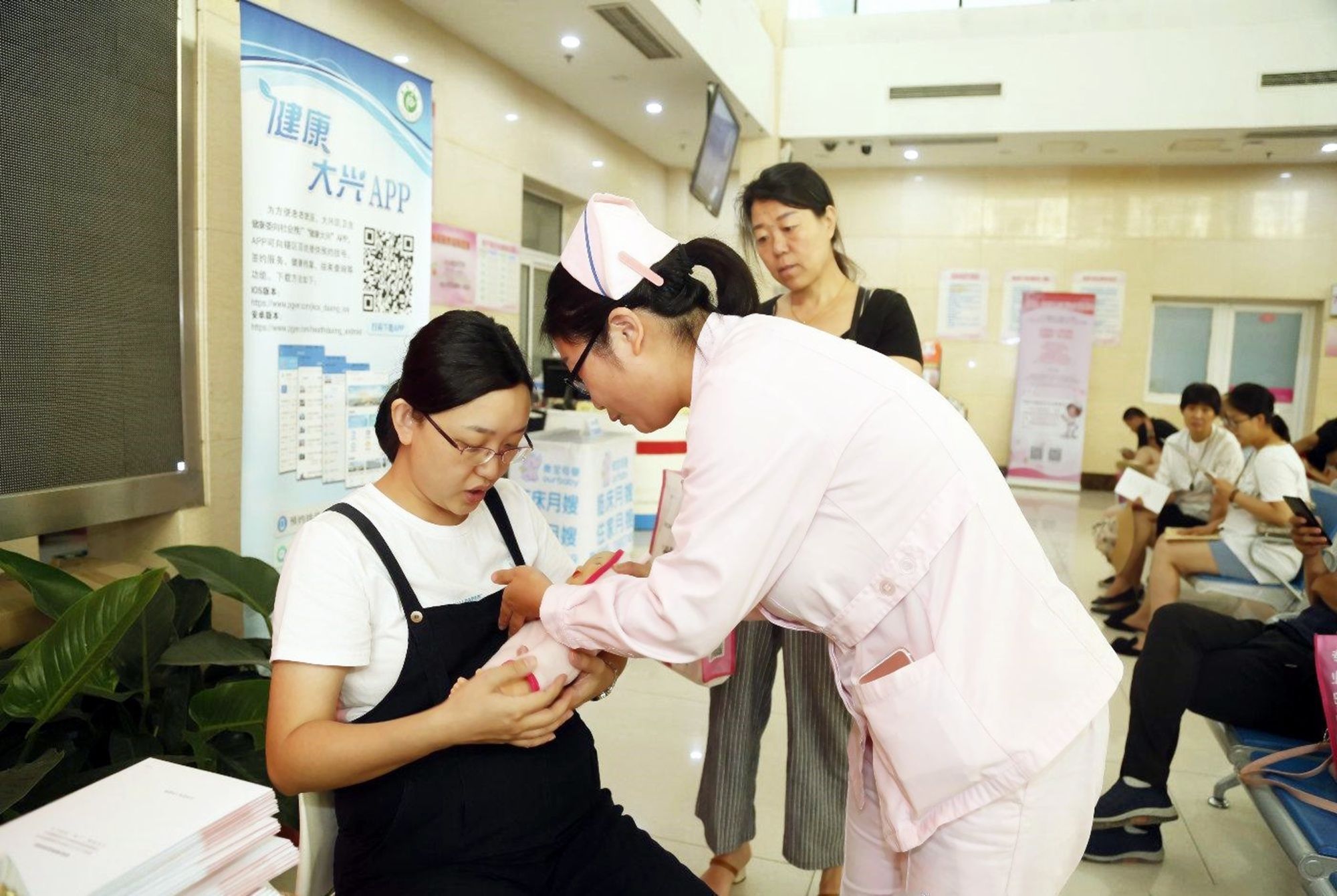 宝妈|12岁男孩一天3次母乳,舍不得退出孩子生活的父母,对孩子是伤害