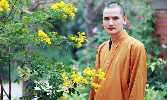 中国“最帅和尚”,富婆砸400万法拉利疯狂追求,他却果断拒绝