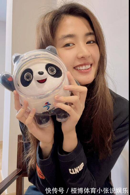 冰墩墩|女足美女门将晒自拍:终于有了冰墩墩 也太可爱了吧