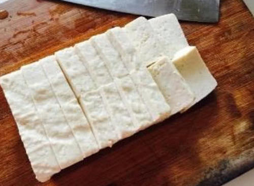 不碎|煎豆腐不要只放油,多加这样“东西”,豆腐不碎不粘锅