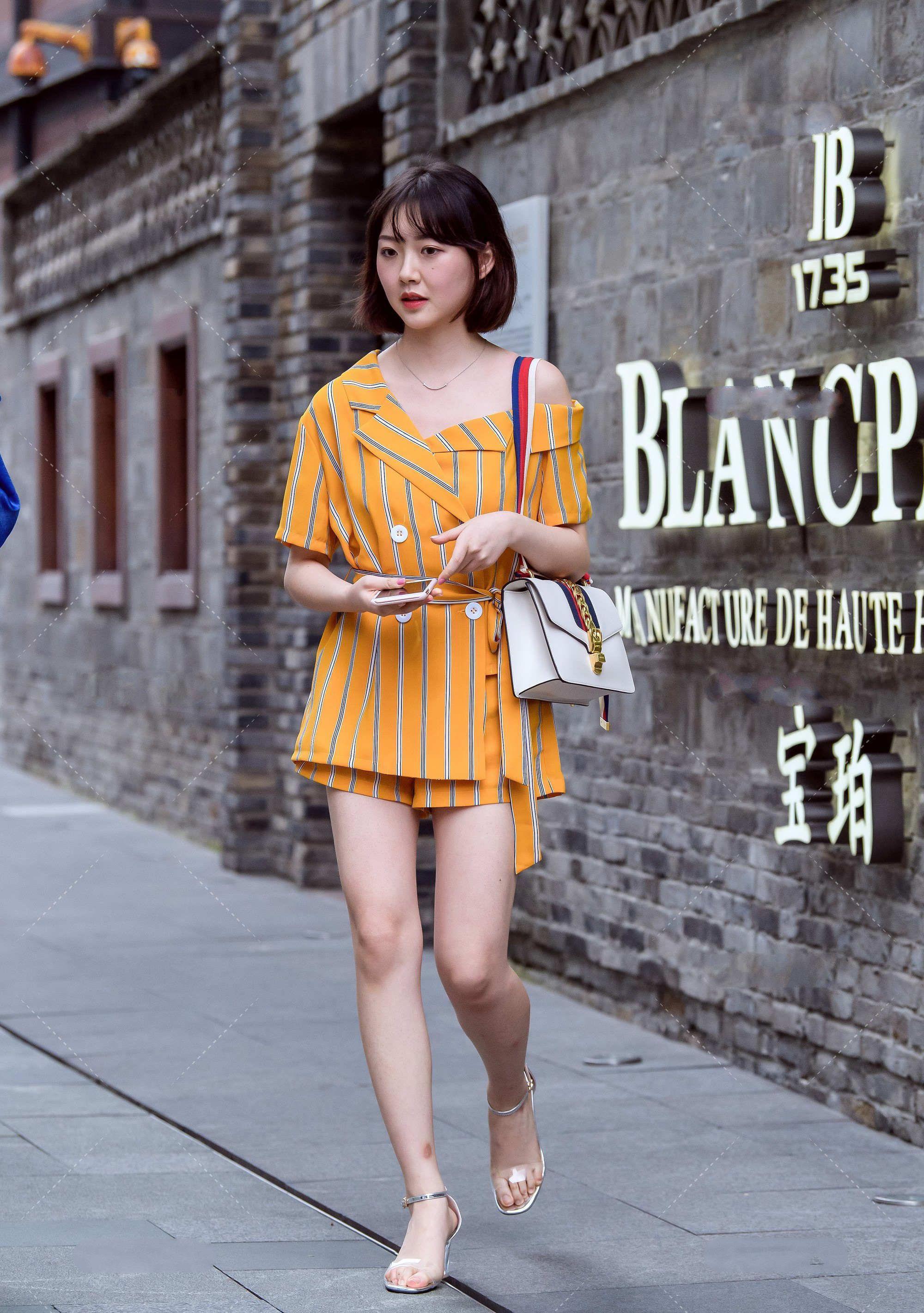 明黄条纹图案西装裙出街，美丽动人，时髦感十足