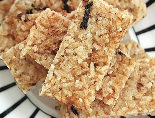 剩米饭不用愁,简单几步做成小零食,香酥可口,一点也不浪费