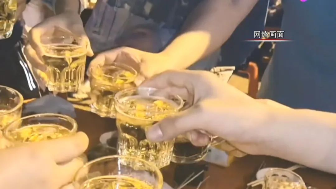 烧烤|长期烧烤+啤酒，男子血液竟变乳白色！医生：这么吃要当心…