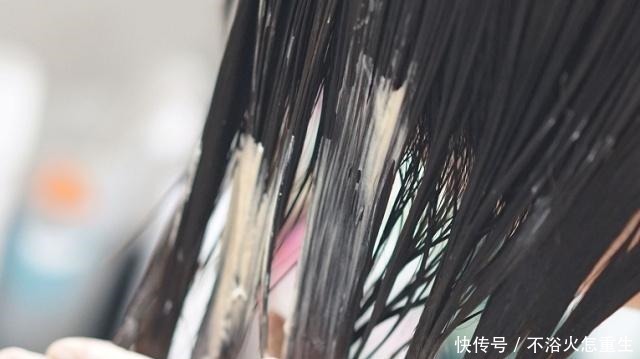 脱发|女人洗头时,别刚打湿就抹洗发水,怪不得脱发还油得快!