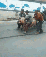 |搞笑GIF:我又翻车了,对!还是上次那个位置,求抓紧时间援救!