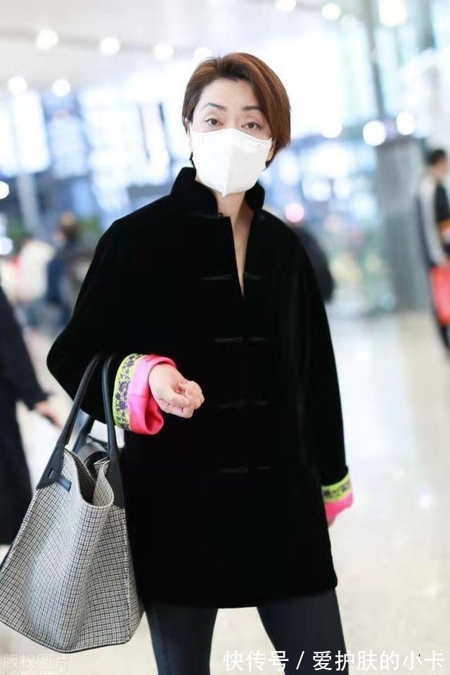 外套|毛阿敏虽然58岁了,穿中式外套却没有大妈感,染一头金发很是时髦