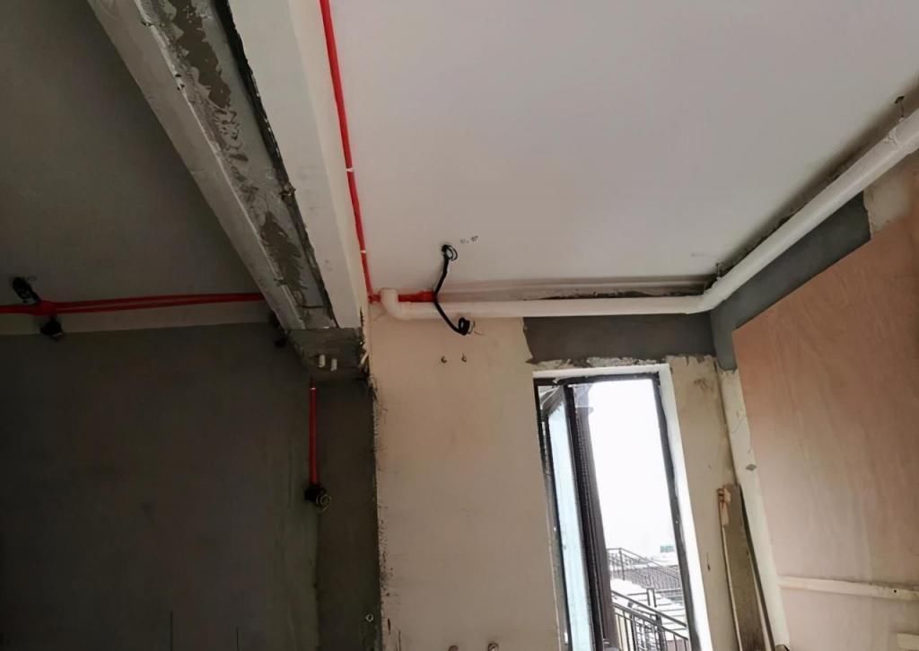 老师傅|家装装修,水电走顶还是走地?我家后悔装错了,差点给骗光钱了